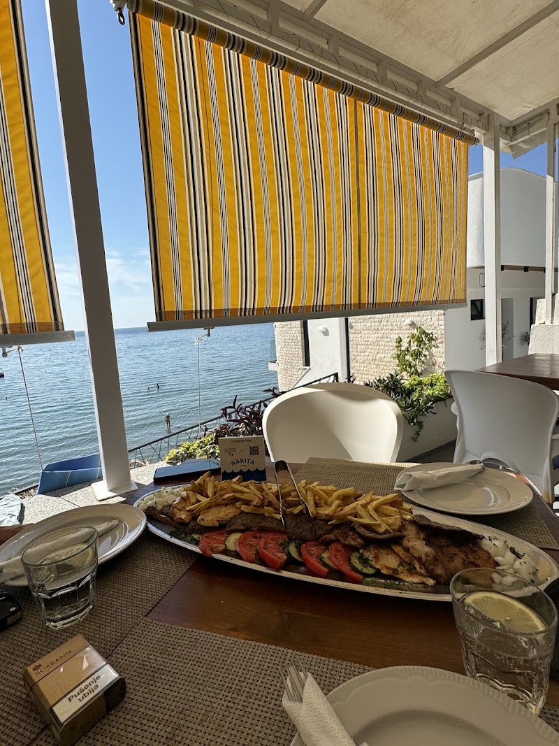Kafana Rakita Unutrašnjost